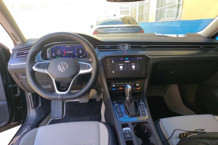 Used Volkswagen Magotan 2026 30 Million Vehicles Selected Model 380TSI DSG Luxury Edition Center Console