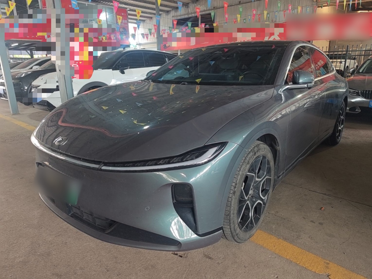 Под передней частью автомобиля