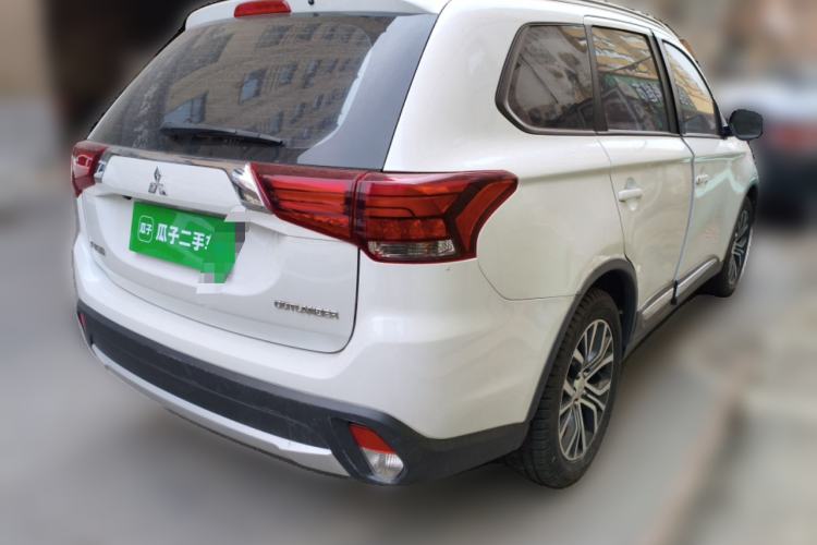 Used Mitsubishi Outlander 2018 2.0L Two-Wheel Drive Glory Edition 5 Seats Rear Right 45 Deg