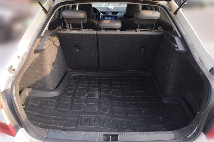 Used Skoda Octavia 2015 1.6L Manual Eado Edition Trunk