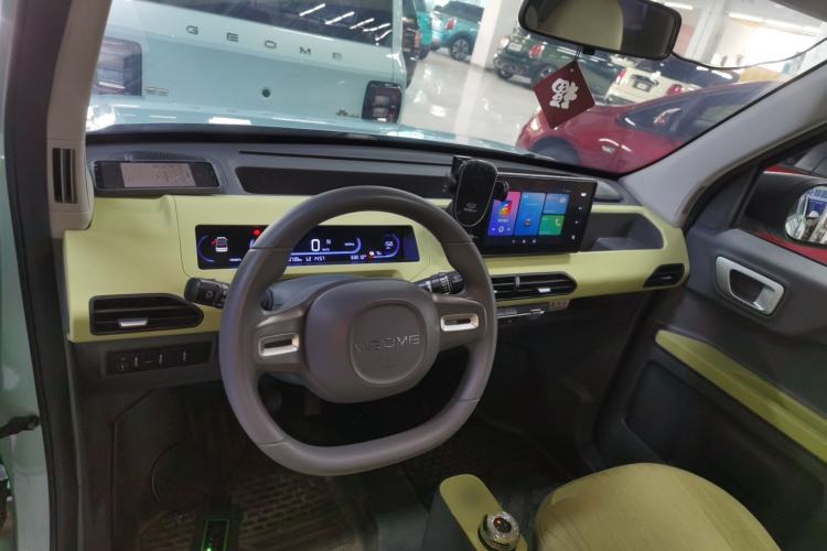 Used Geely Galaxy Panda 2023 Panda Mini 200km Endurance Bear Center Console