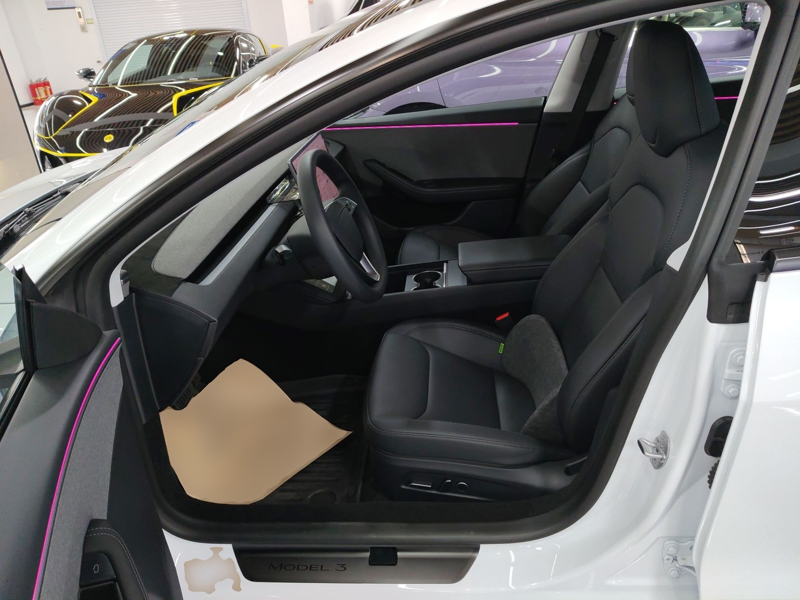 المقاعد الأمامية داخل السيارة