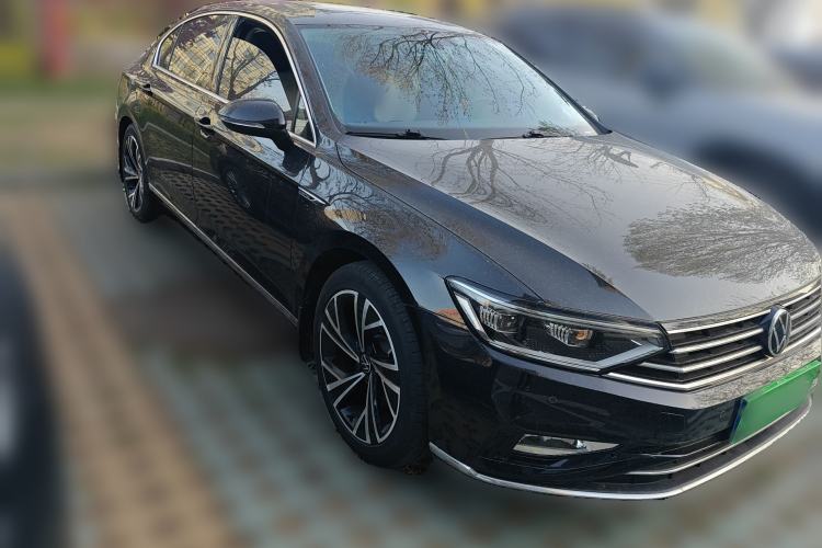 Used Volkswagen Magotan 2020 330TSI DSG Leading Model Front Right 45 Deg