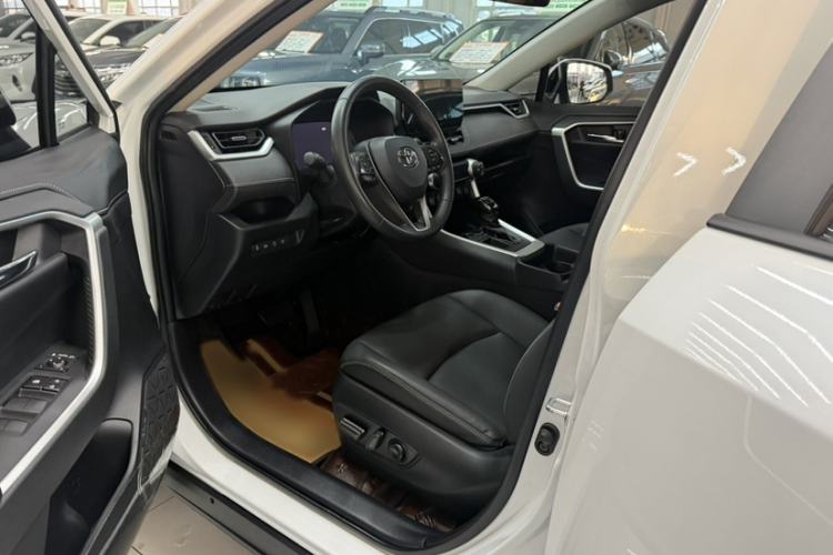 Used Toyota RAV4 2023 2.0L CVT Two-Wheel Drive 20th Anniversary Platinum Edition
