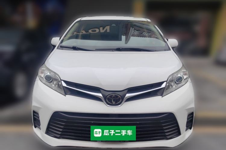 Used Toyota SIENNA 2018 3.5 Four-Wheel Drive LE Version 7 Seats – Canadian Edition Front