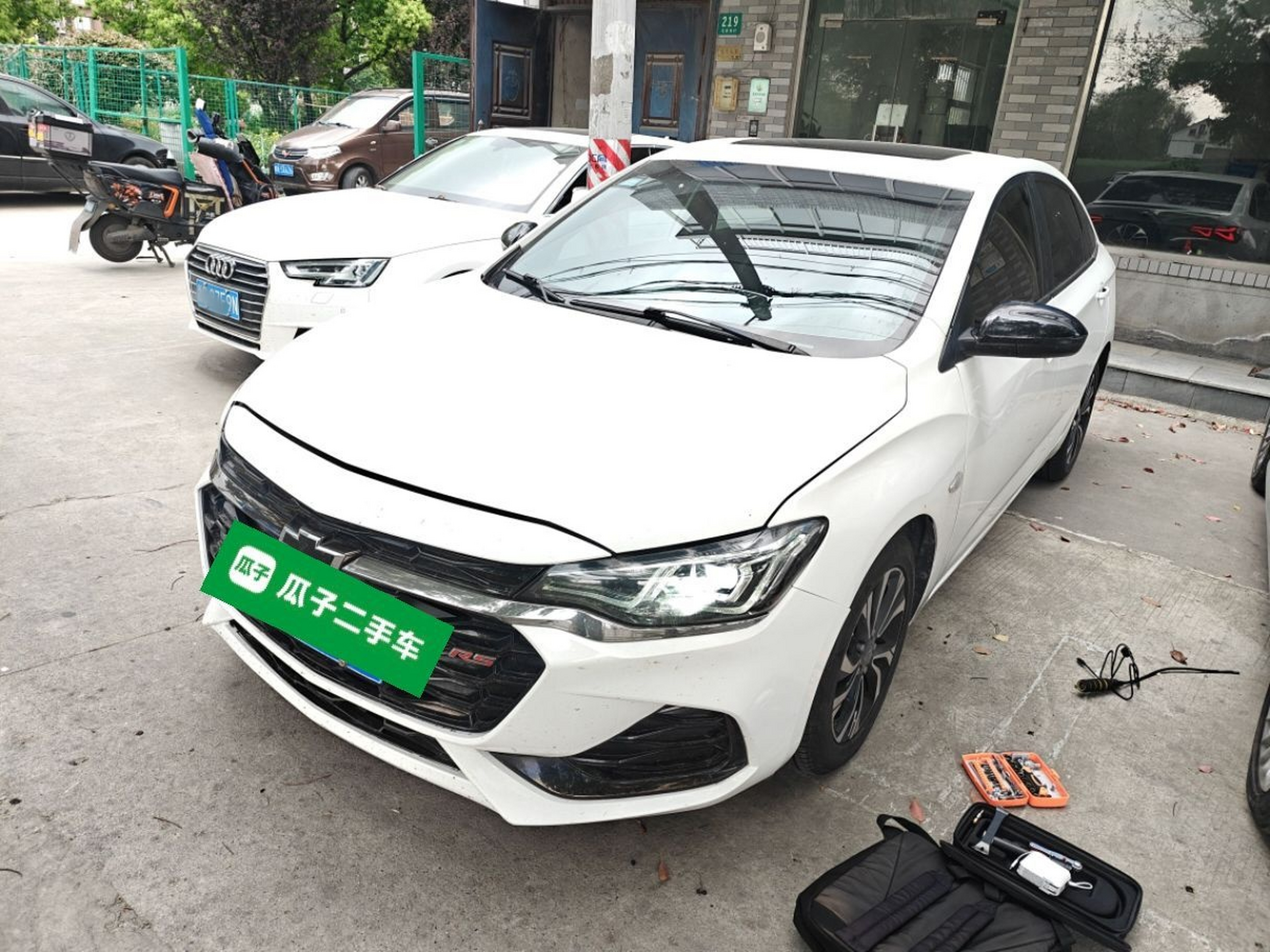 Под передней частью автомобиля