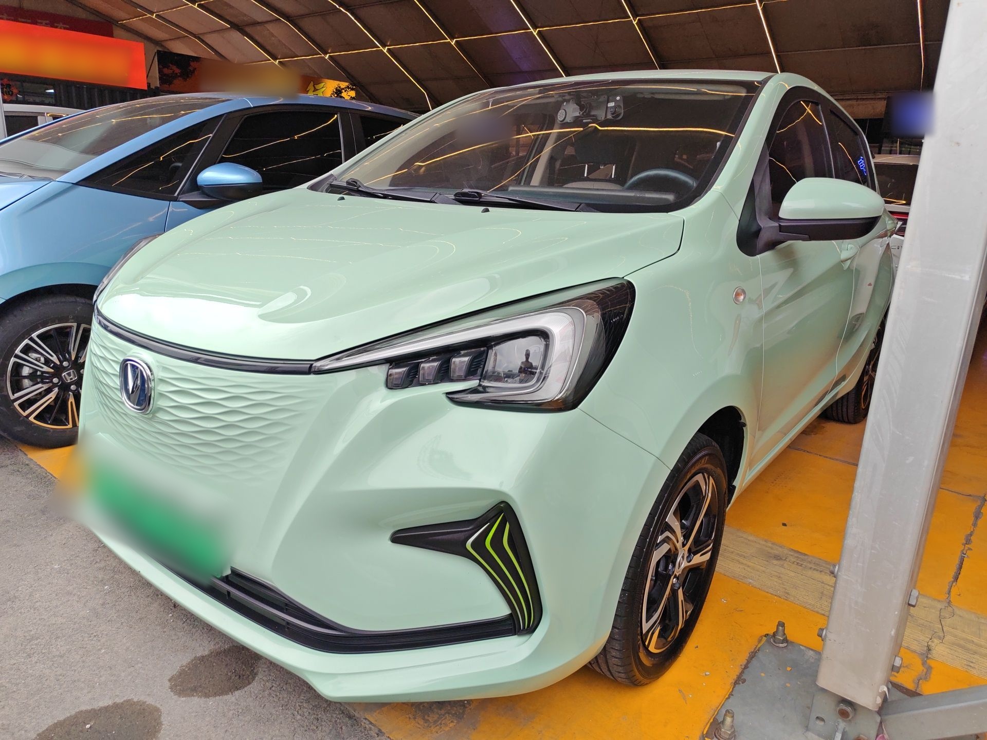 Под передней частью автомобиля