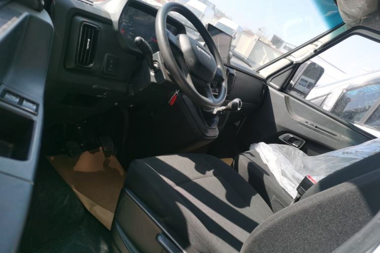 Used Iveco Daily 2023 2.8T V37 Van Long Wheelbase Mid-Roof Dual Tires Manual Doors 2-3 Seater