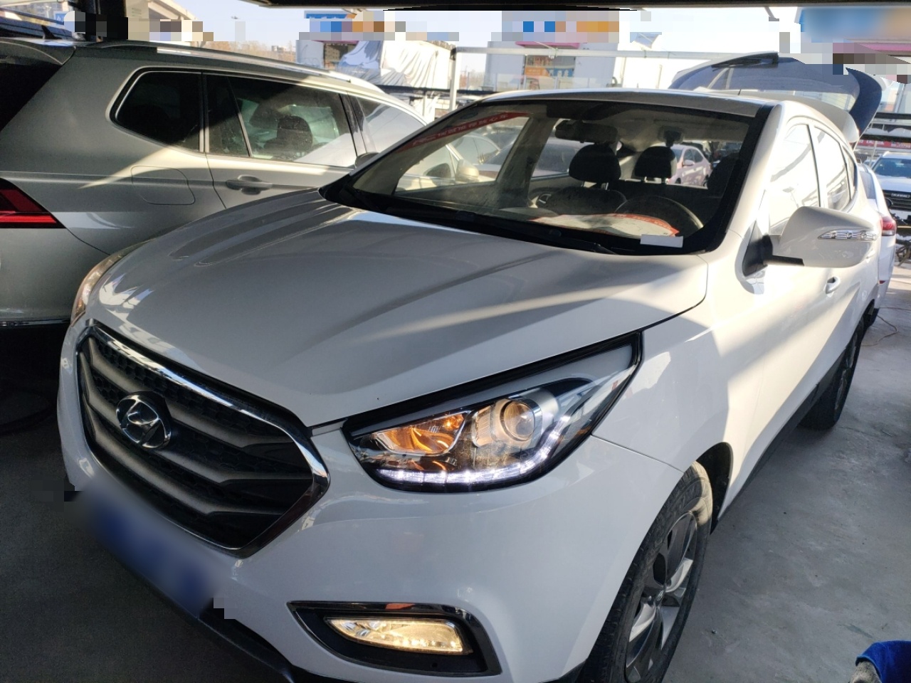 Под передней частью автомобиля