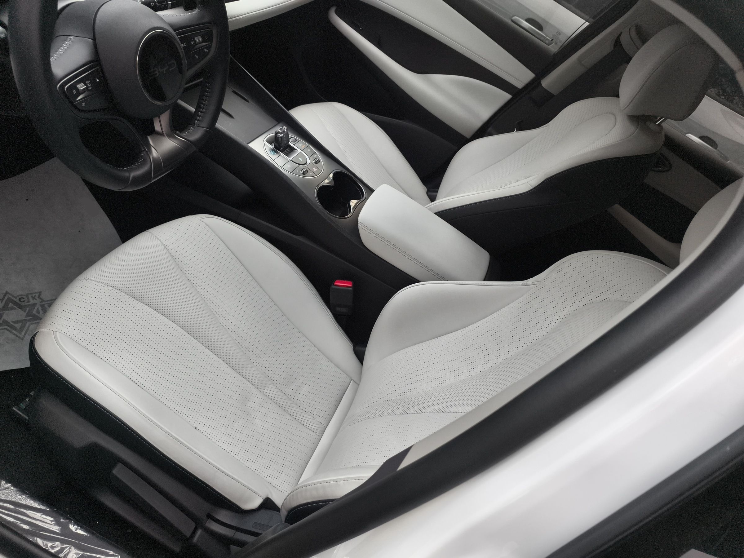 المقاعد الأمامية داخل السيارة