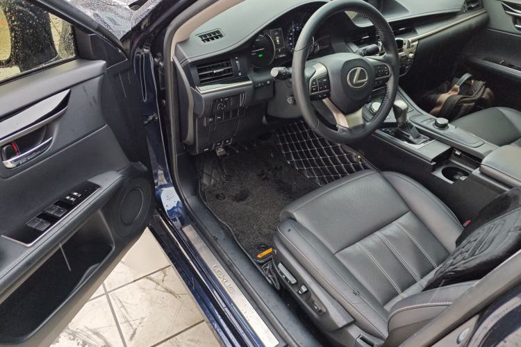 Used Lexus ES 2015 300h Comfort Edition
