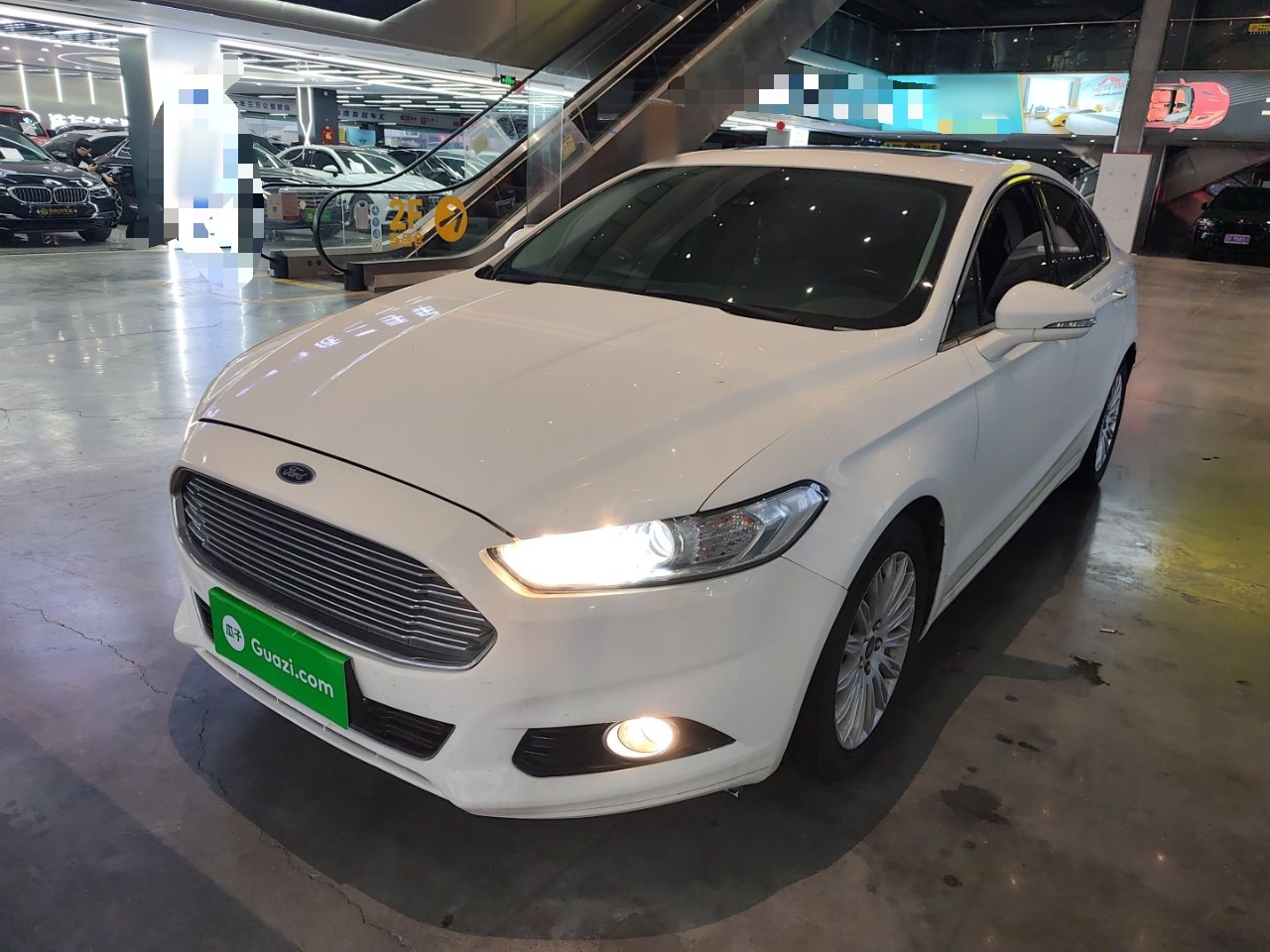 تحت مقدمة السيارة