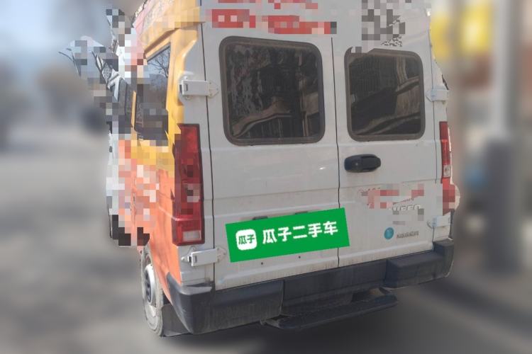 Used Iveco Daily 2023 2.5T A35M1 Short Wheelbase Low-Roof Single-Tire Side-Sliding Door 5-9 Seater
