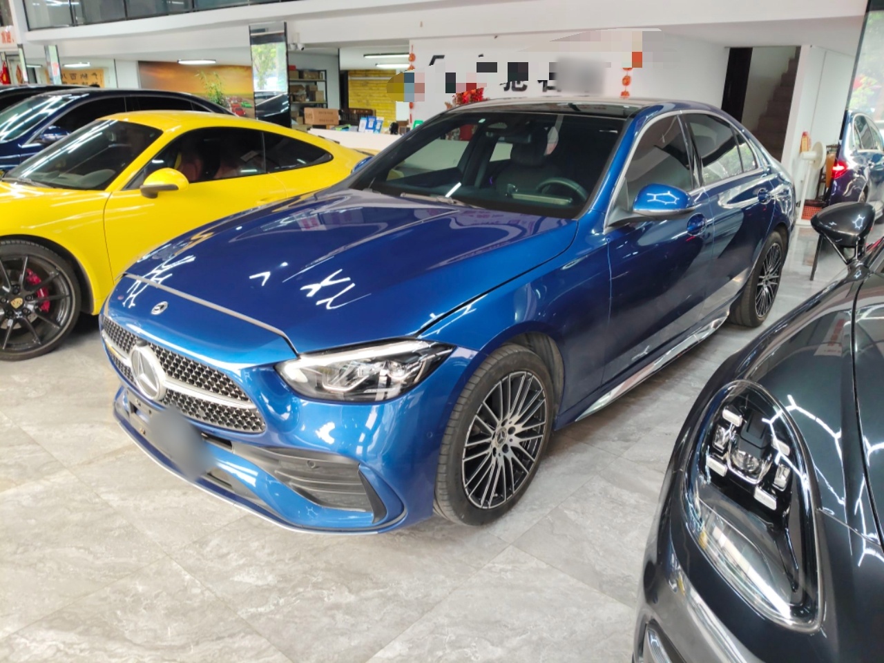 Под передней частью автомобиля