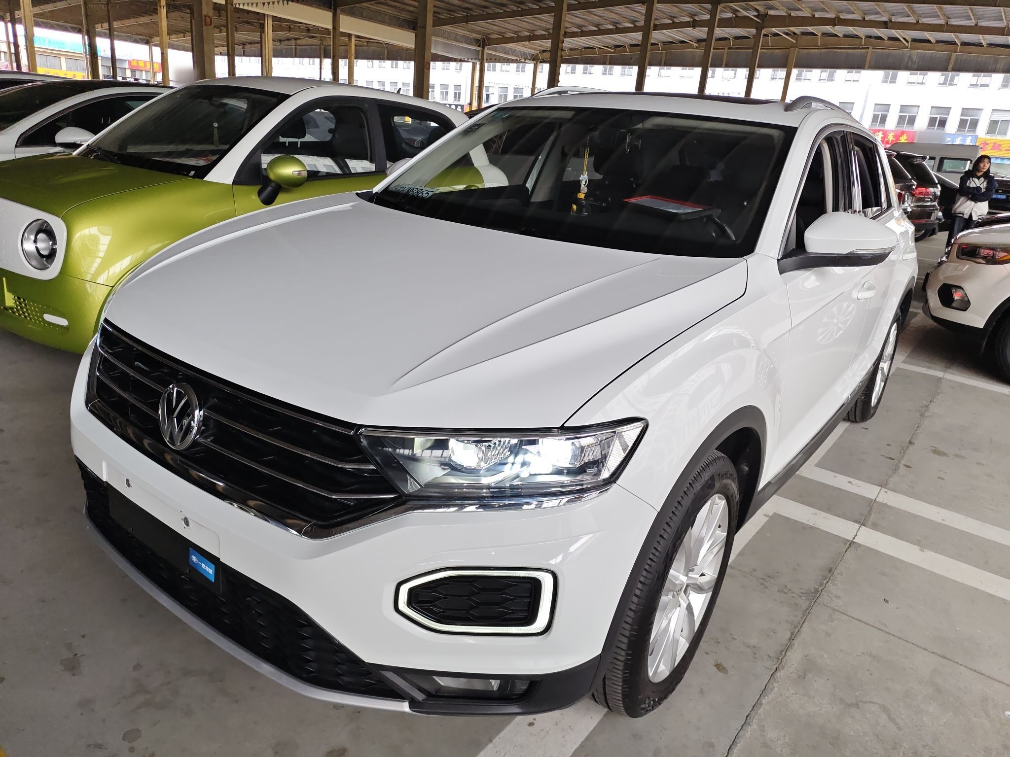 تحت مقدمة السيارة