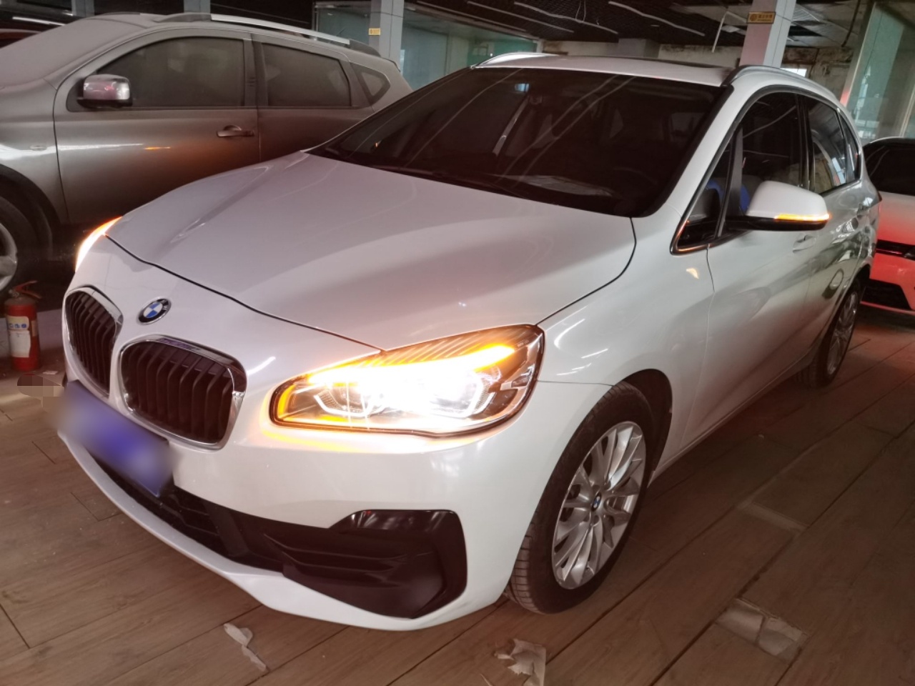 تحت مقدمة السيارة