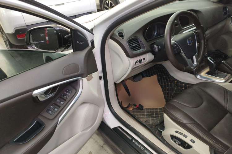 Used Volvo V40 2015 Cross Country T5 AWD Smart Luxury Edition
