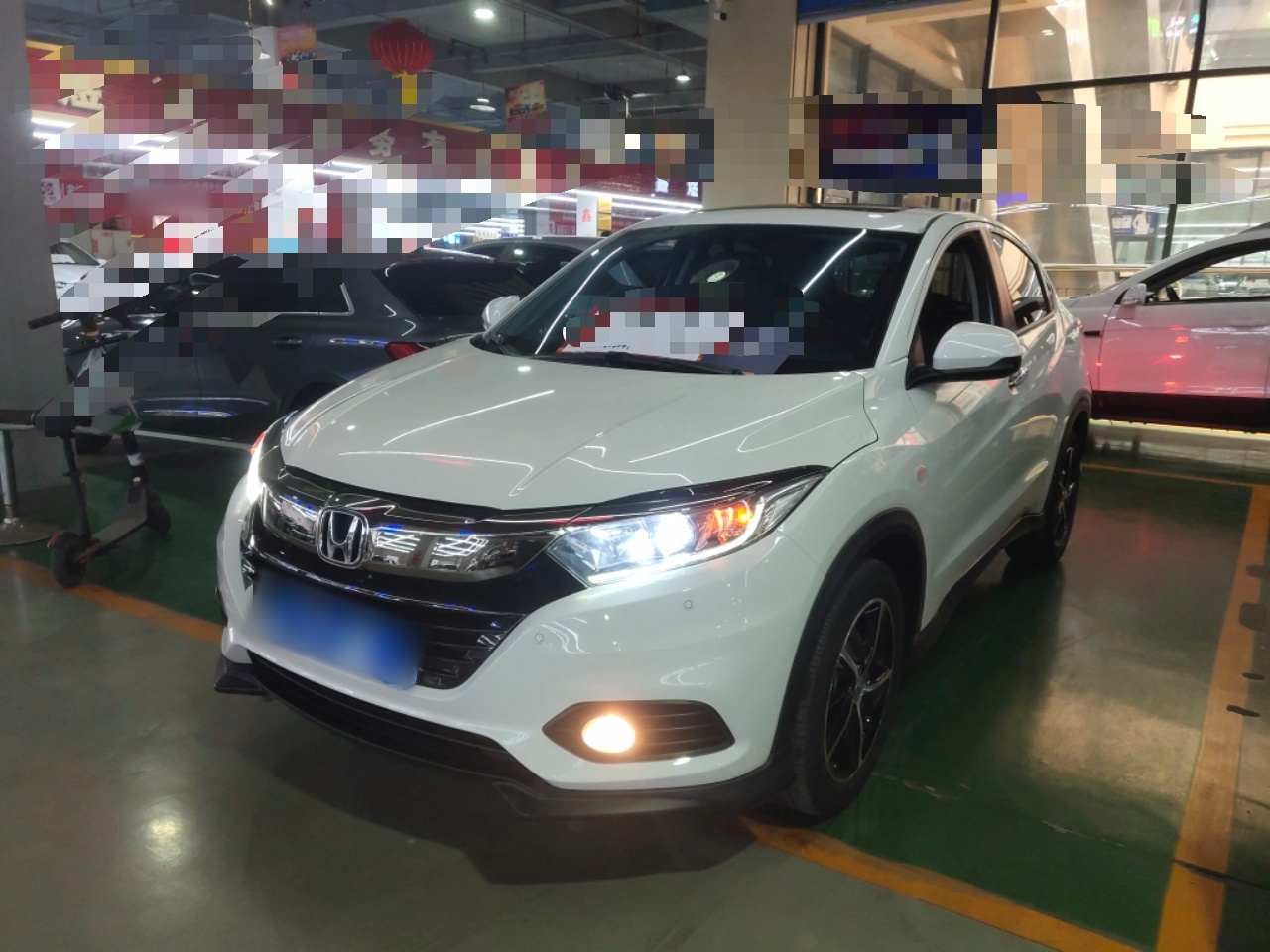 تحت مقدمة السيارة