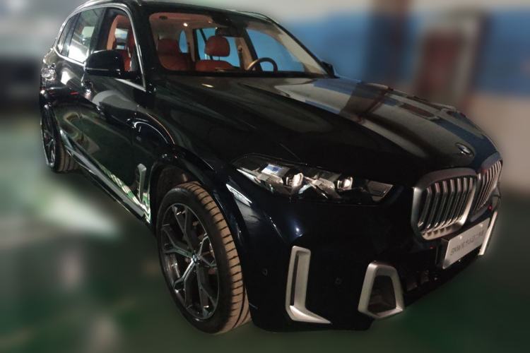 Used BMW X5 2023 xDrive 30Li Luxury M Sport Package Front Right 45 Deg