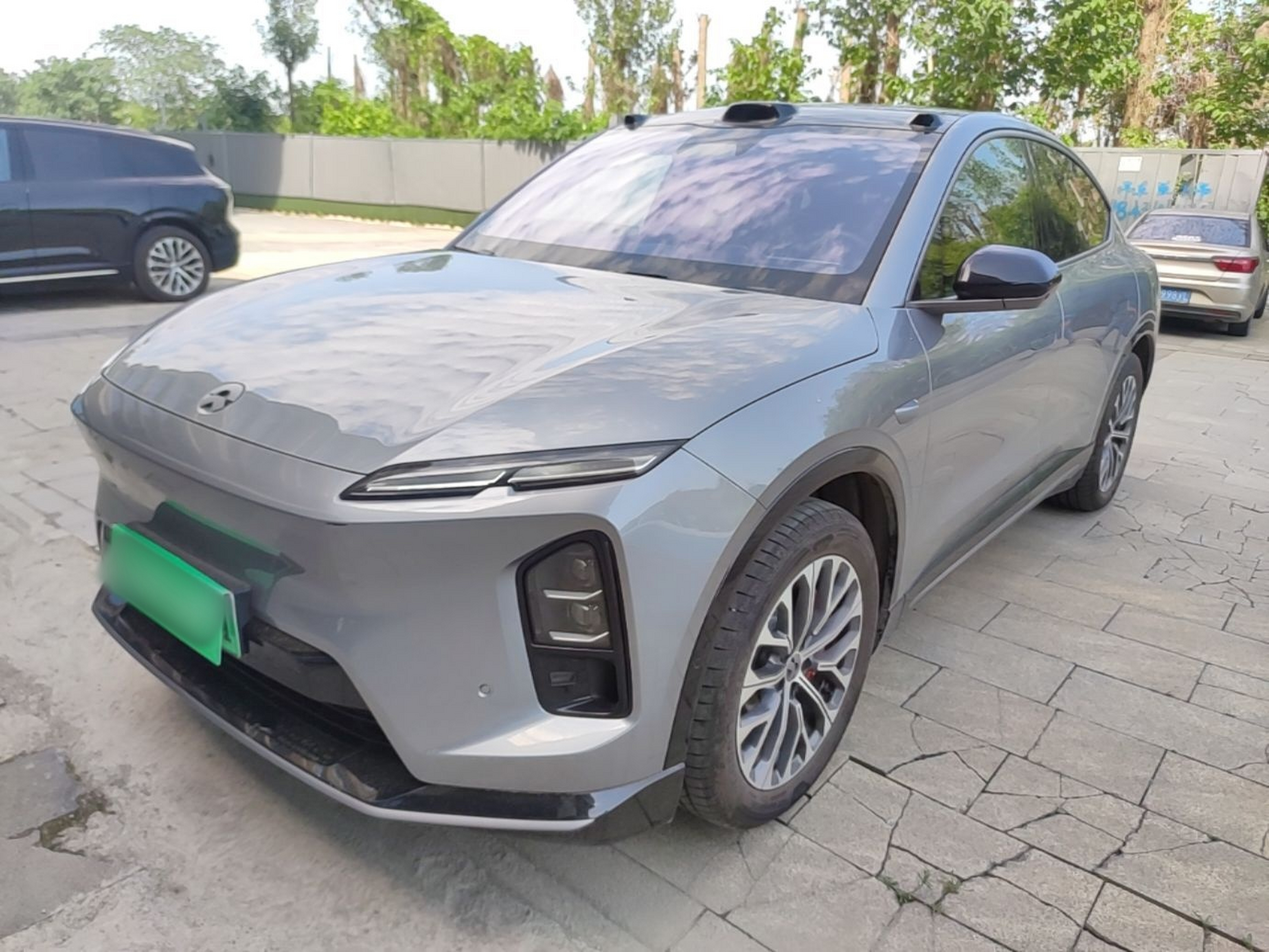Под передней частью автомобиля