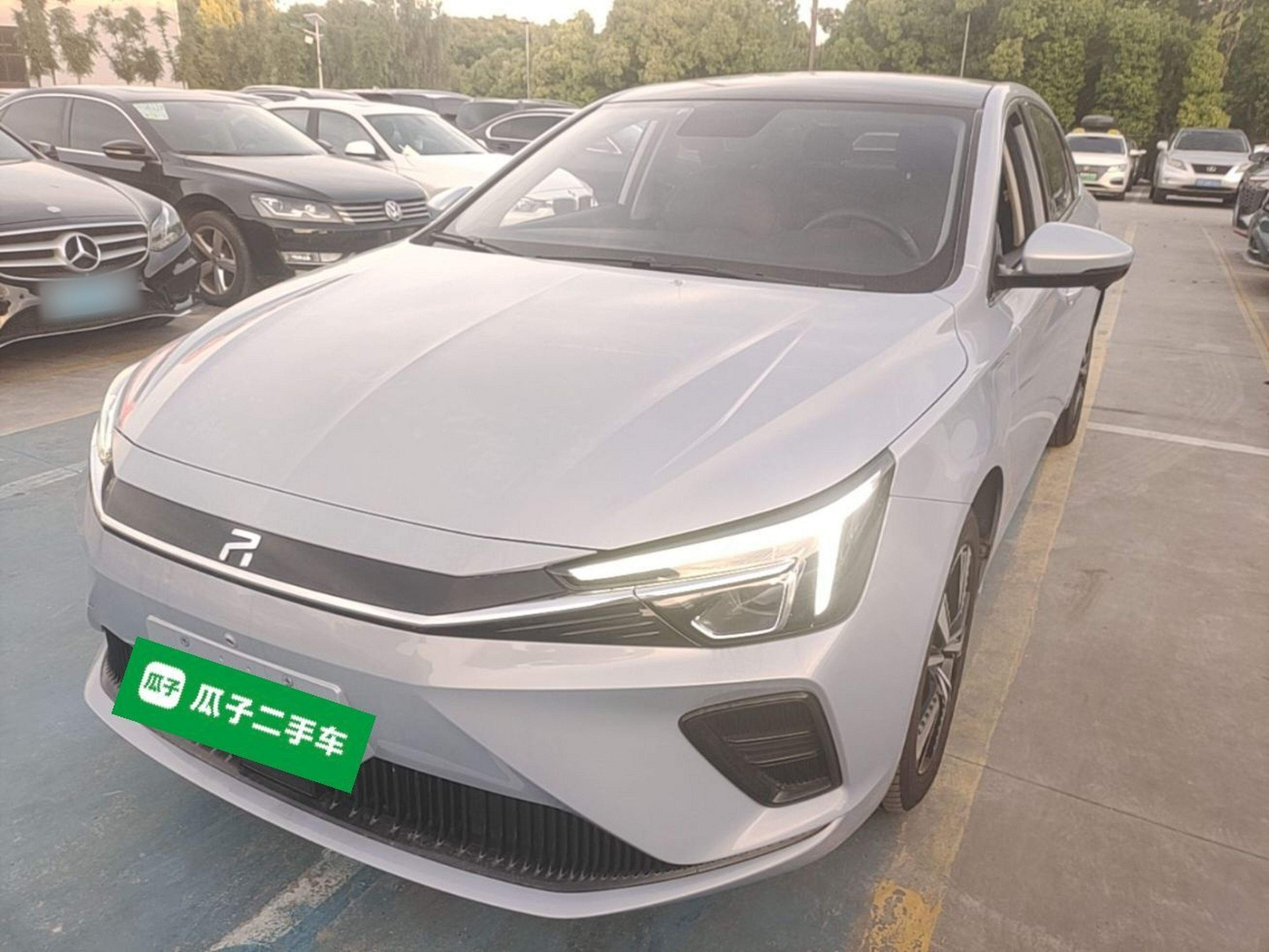 Под передней частью автомобиля