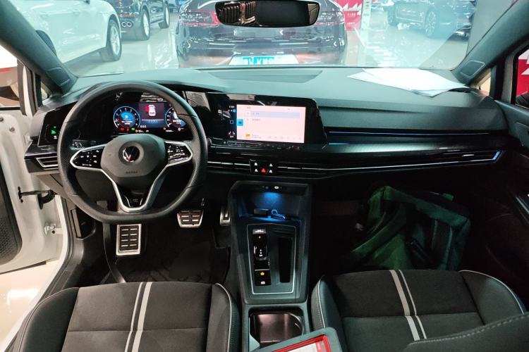 Used Volkswagen Golf 2023 Facelift 280TSI DSG R-Line Center Console