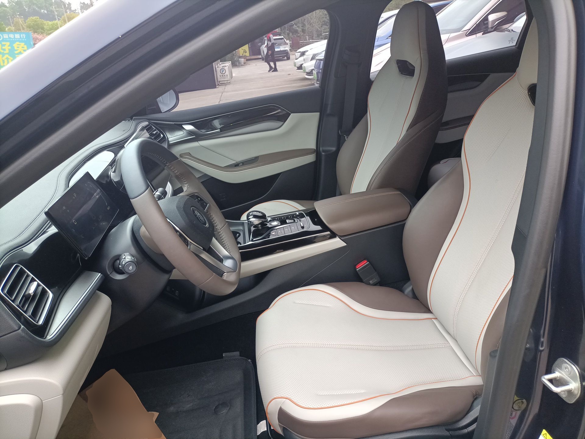 المقاعد الأمامية داخل السيارة