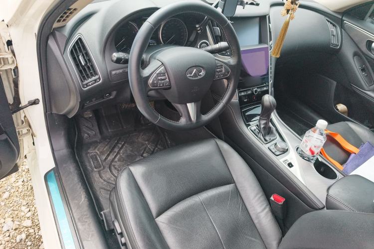 Used Infiniti Q50L 2015 2.0T Enjoyment Edition Center Console