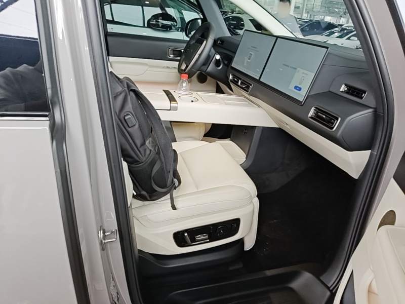Used Li Auto MEGA 2025 Home Family Special Edition — 24