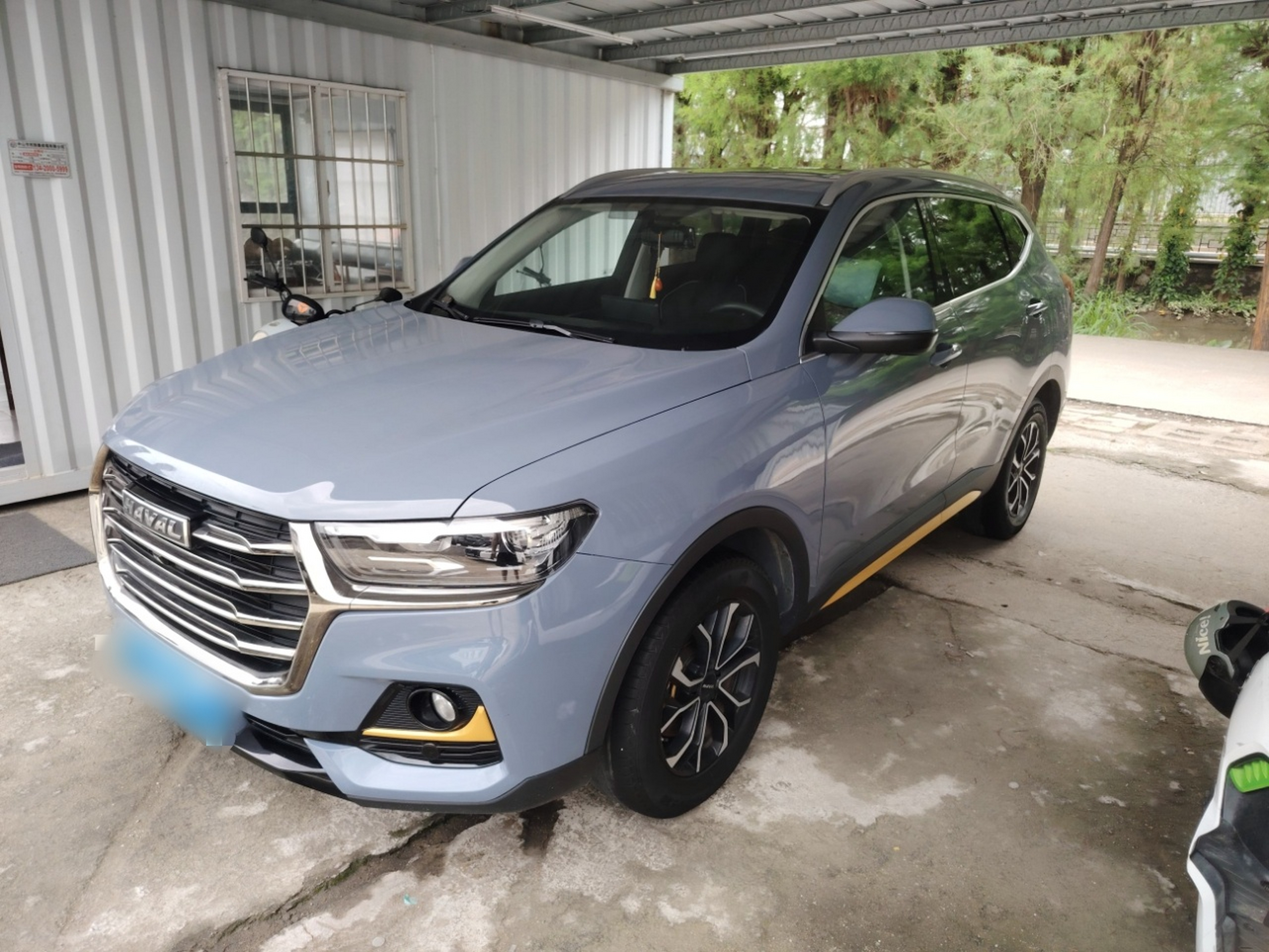 Под передней частью автомобиля