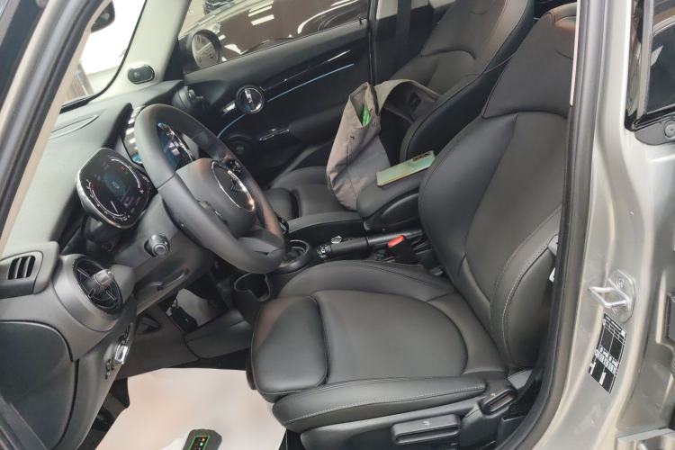 Used MINI MINI 2023 Updated 1.5T COOPER Artist Five-Door Edition
