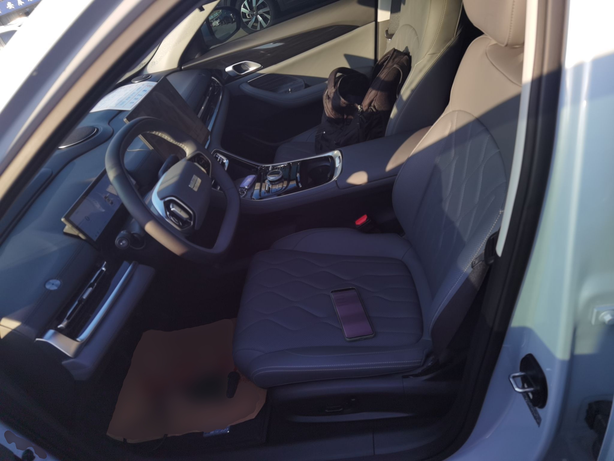 المقاعد الأمامية داخل السيارة