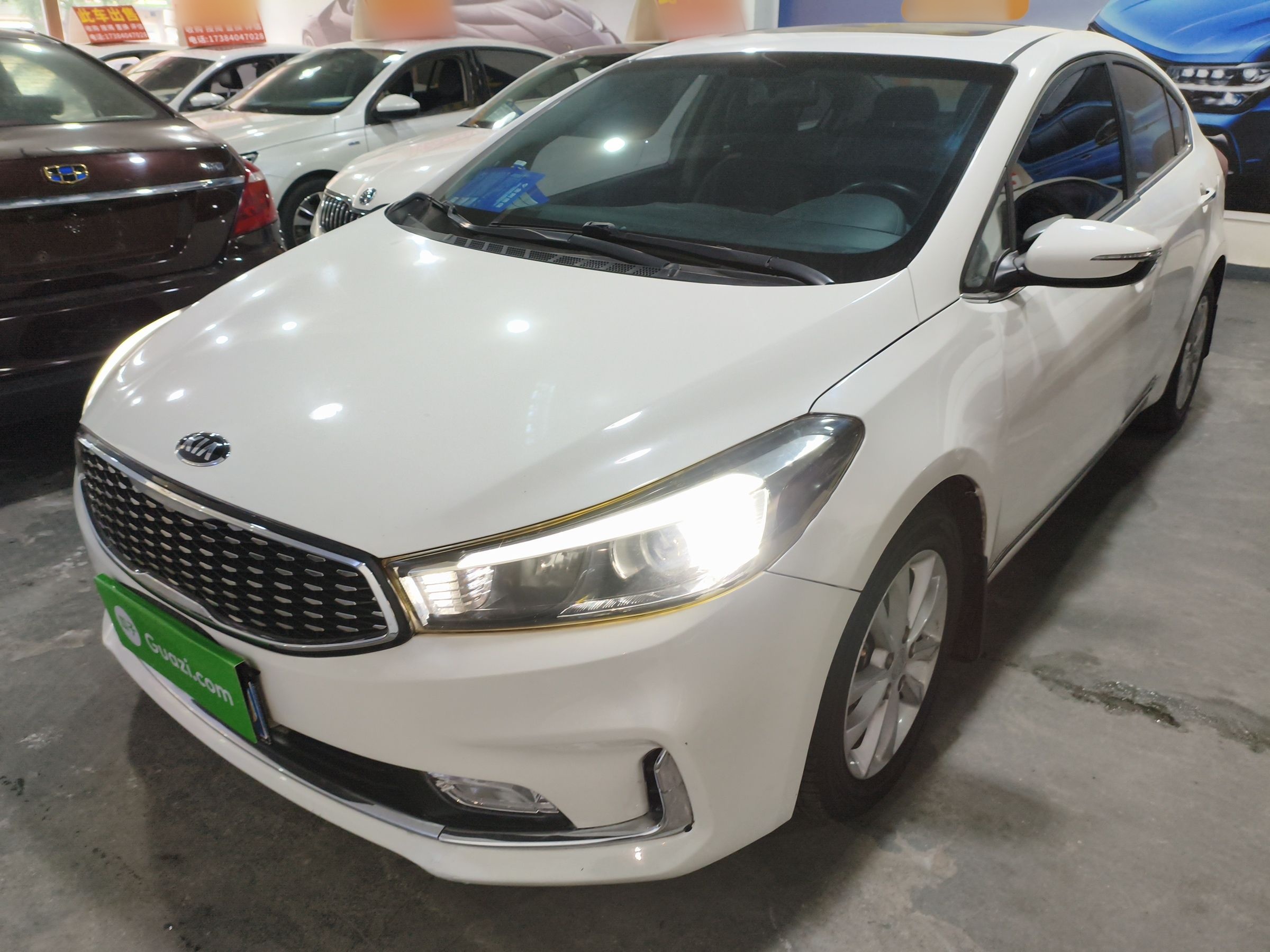 Под передней частью автомобиля