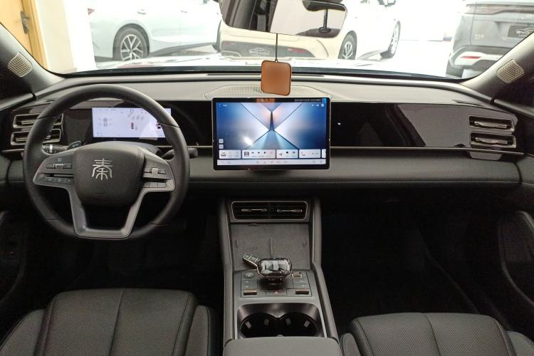 Used BYD Qin L 2025 DM-i Smart Drive 120KM Superior Model Center Console