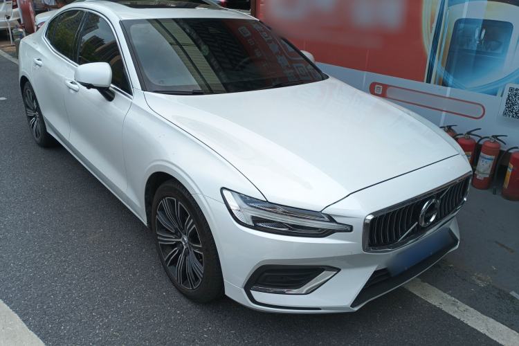 Used Volvo S60 2021 T4 Zhiyuan Luxury Edition Front Right 45 Deg