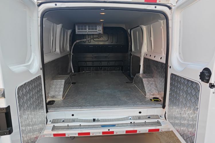 Used JMC Fushun 2023 2.0T Automatic Short-Wheelbase Low-Roof Commercial Van 2/3 Seats with Dual-Opening Tailgate Trunk