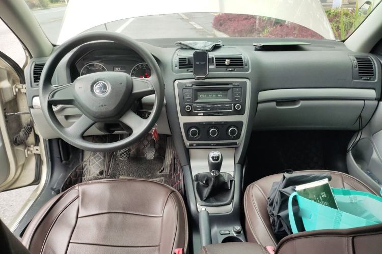 Used Skoda Octavia 2013 1.6L Manual Yijie Edition Center Console