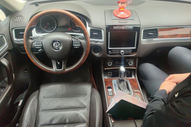 Used Volkswagen Touareg 2011 3.0 TSI Comfort Version Center Console