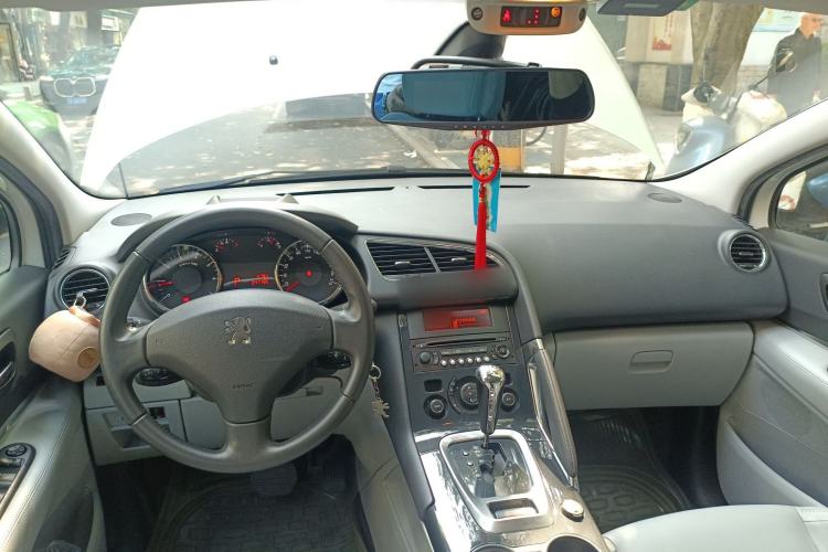 Used Peugeot 3008 2011 1.6T Luxury Model Center Console