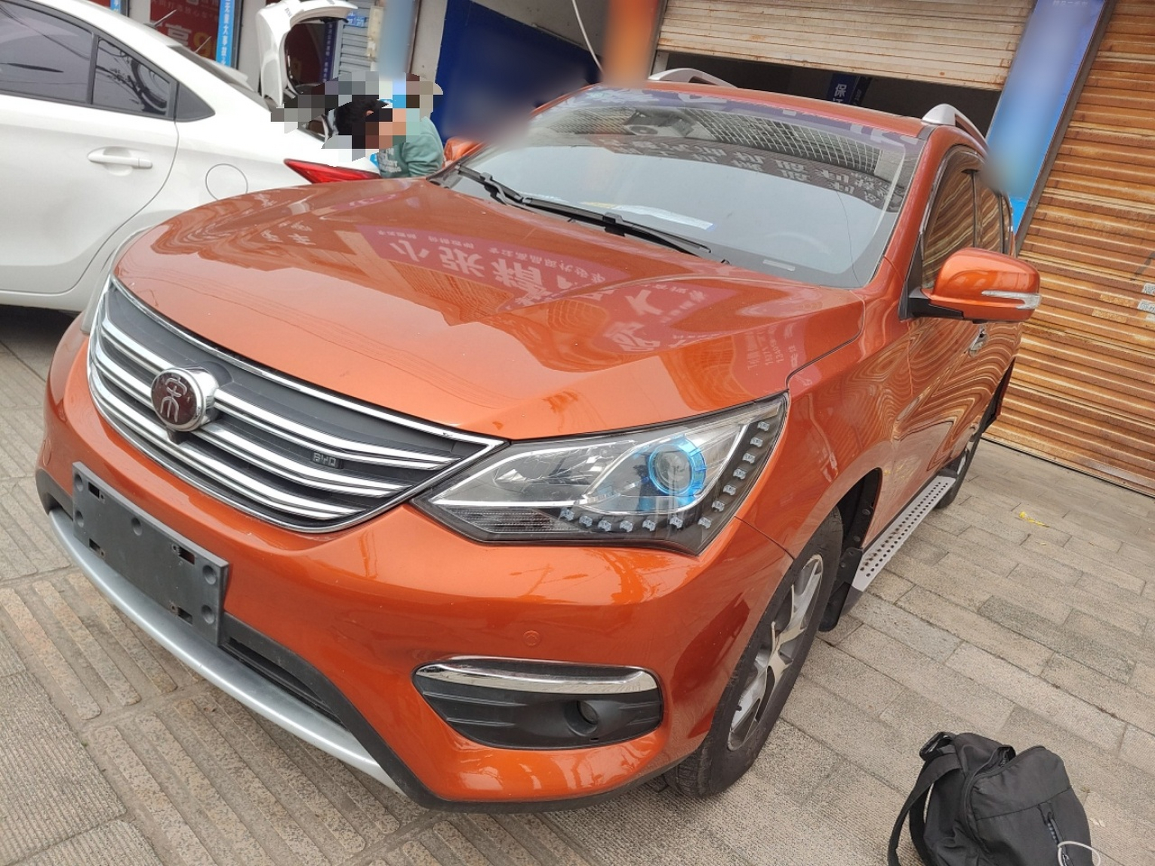 Под передней частью автомобиля