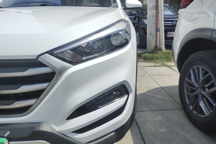 Used Hyundai Tucson 2015 1.6T Dual-Clutch Two-Wheel-Drive Smart Model Left Front Headlight