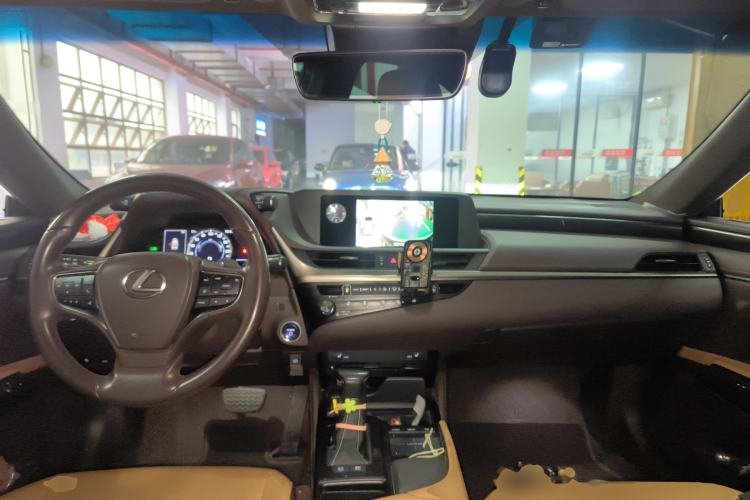 Used Lexus ES 2020 300h Premier Edition