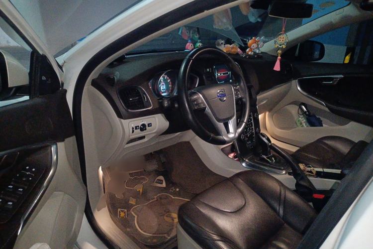 Used Volvo V40 2016 T4 Smart Luxury Edition