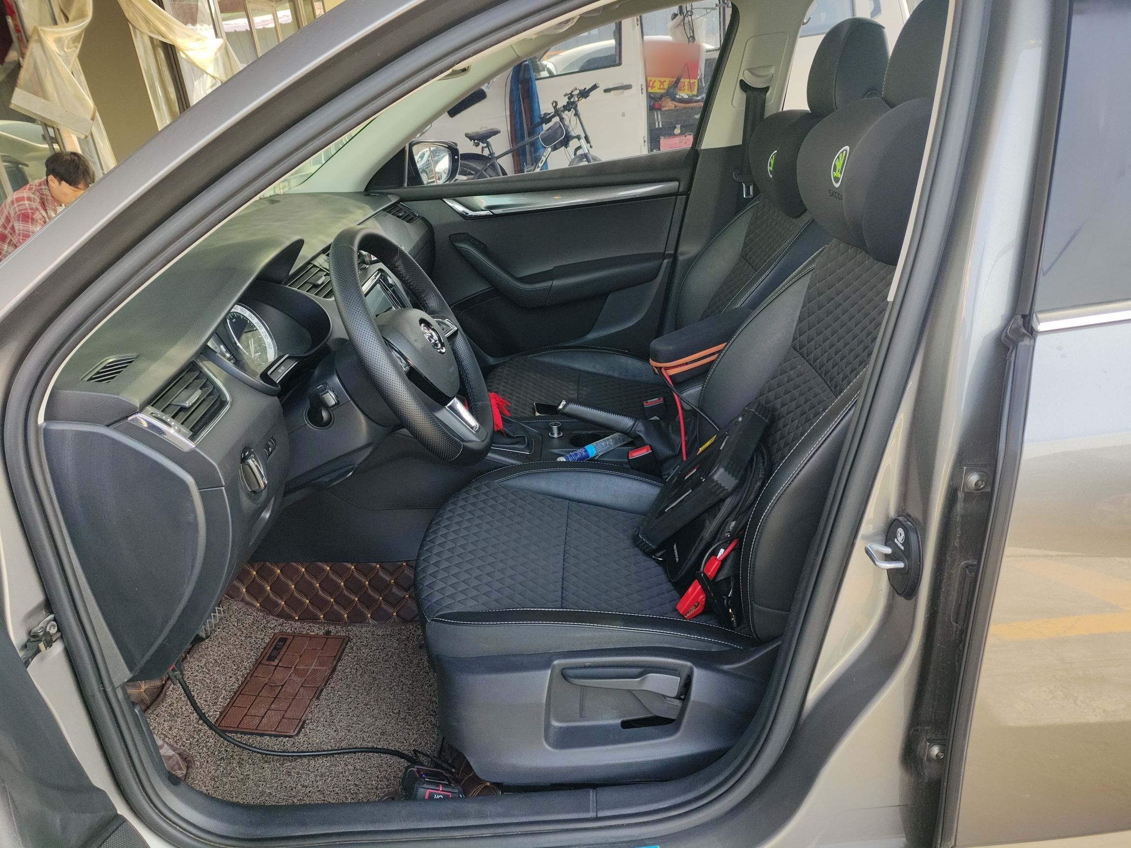 Переднее сиденье в автомобиле