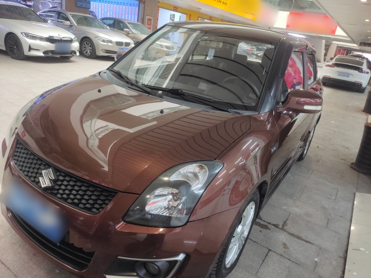 تحت مقدمة السيارة