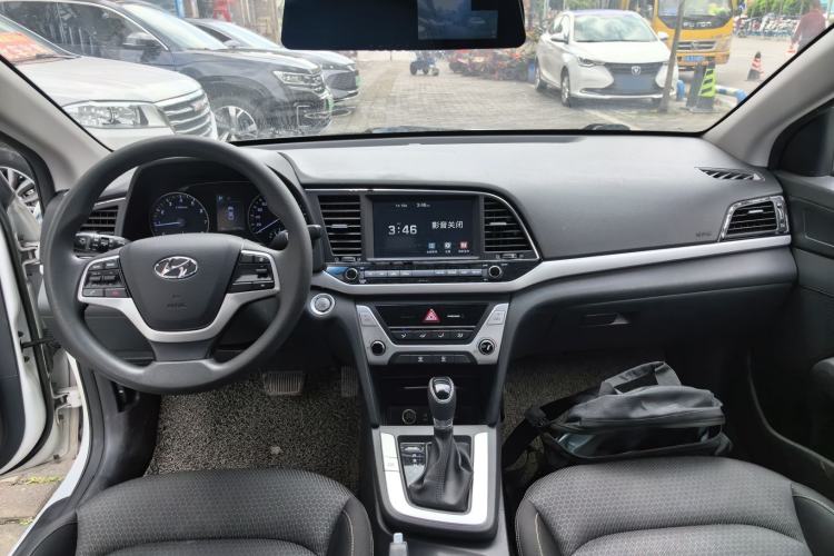 Used Hyundai Elantra (6th Generation / Lingdong) 2018 1.6L Automatic 15th Anniversary Special Edition Center Console