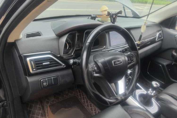 Used Zotye Domy X5 2017 Upgraded Model 1.5T Manual Luxury Edition Center Console