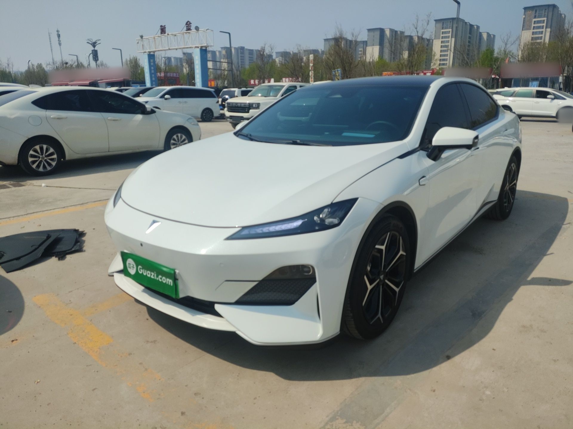 تحت مقدمة السيارة