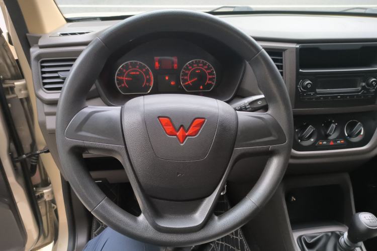 Used Wuling Hongguang V 2022 1.5L Jingqu Edition Electric-Assist LAR Steering Wheel