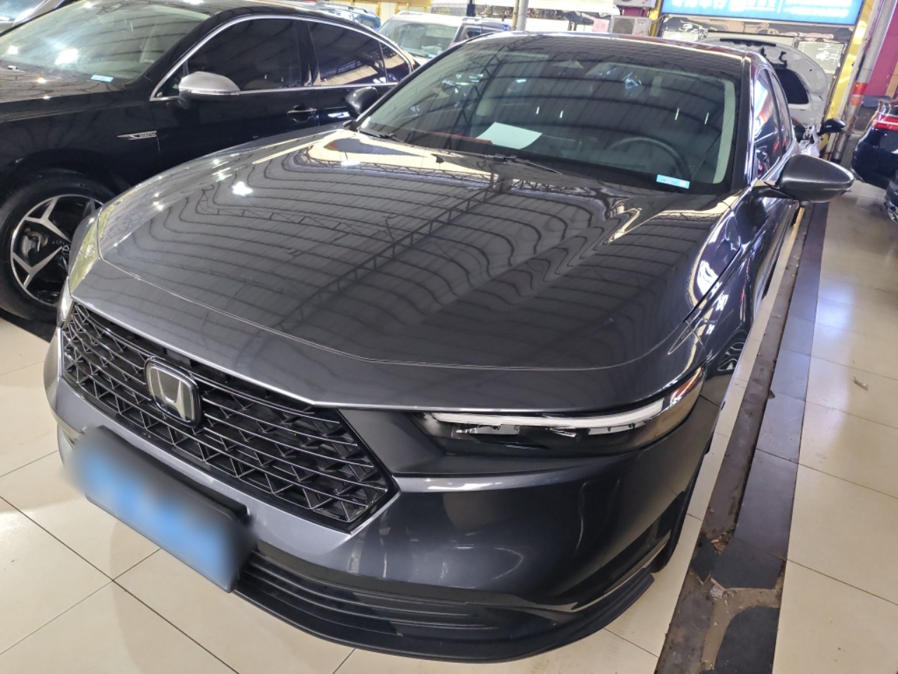 تحت مقدمة السيارة